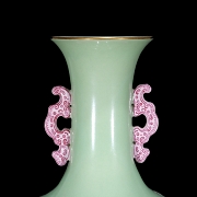 Jarrón de porcelana con esmalte celadón, dinastía Qing