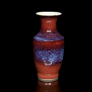 Jarrón de porcelana con vidriado bicolor, dinastía Qing