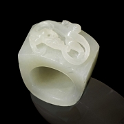 Anillo de arquero jade blanco tallado 