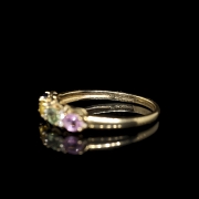 Anillo de oro amarillo de 9 kt con gemas de colores y diamantes