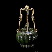 Tetera de jade espinaca y soporte cloisonné, con sello Qianlong