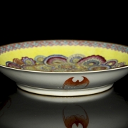 Fencai glazed porcelain plate ‘Flowers’, with Yongzheng mark - 4