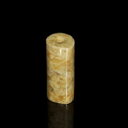 Colgante tubular de piedra tallada, estilo Zhou