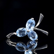 Colgante de oro blanco de 18K con topacios