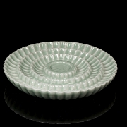 Plato de porcelana con esmalte celadón, con marca Yongzheng