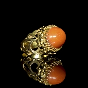 Anillo de oro amarillo de 18k con coral