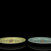 Pareja de platos esmaltados