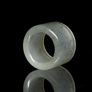 Anillo de arquero de jade blanco tallado, s.XX