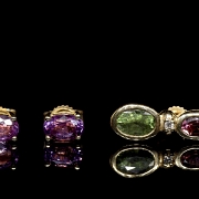 Tres pares de pendientes de oro amarillo con gemas de colores y brillantes