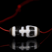 Two-color carved agate Dzi bead, Tang dynasty