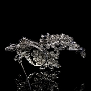 Broche con zafiros y diamantes en oro blanco de 18 kt