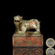 Sello de jade con policromado