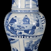 Jarrón azul y blanco en forma de ventana con patrones de figuras.  dinastía Qing