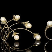 Conjunto de anillo, broche y pendientes de oro amarillo con perlas