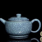 Tetera de cerámica con esmalte azul moteado