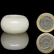 Anillo tallado en jade blanco, s.XX