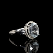 Anillo con aguamarina y diamantes en oro blanco de 18k