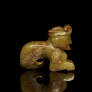 Figura zoomorfa de jade amarillo, dinastía Shang