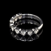 Media alianza de oro blanco de 18K con diamantes en talla corazón, 0.88 ct