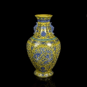 Jarrón de porcelana en azul y amarillo 