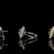 Conjunto de pendientes y anillo en oro blanco de 18k