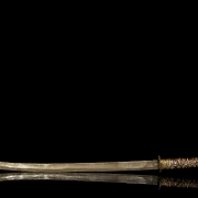 Antigua katana japonesa con vaina