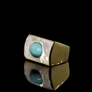 Anillo tipo sello de oro amarillo de 18k, turquesa y nácar
