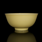 Taza de porcelana con esmalte amarillo, dinastía Ming