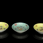 Tres platos de porcelana esmaltada