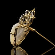 Broche con forma de mariposa en oro de 18k, nácar y diamantes