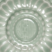 Plato de porcelana con esmalte celadón, con marca Yongzheng