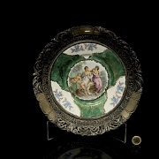 Plato ornamental de porcelana esmaltada y montura de plata, s.XIX-XX