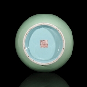 Jarrón de porcelana con esmalte celadón, dinastía Qing