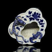 Tintero de porcelana azul y blanca 