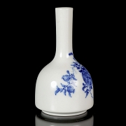 Jarrón de porcelana esmaltada en azul y blanco 