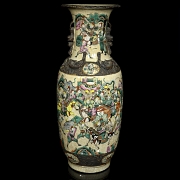 Jarrón de porcelana con guerreros, Nanjing, S.XX