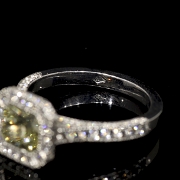 Sortija de oro blanco con diamante Fancy Yellow, 1.53 ct, certificado HRD