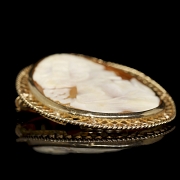 Broche de oro amarillo de 9 k con camafeo 