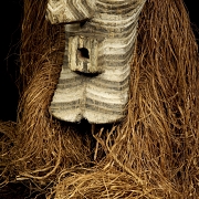 Máscara Kifwebe Songye con Traje de Rafia, R.D. del Congo, s.XX