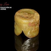 Figura de jade amarillo 