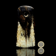 Ornamento de jade tallado, cultura arqueológica