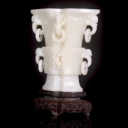 Jarrón romboidal de jade blanco, dinastía Qing