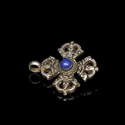 Antiguo colgante de plata con lapislázuli y coral, Tíbet