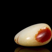 Canto rodado de jade blanco con vetas rojizas, dinastía Qing