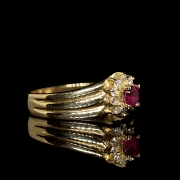 Anillo de oro amarillo de 18k con rubí y diamantes
