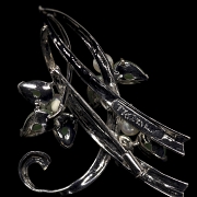 Broche de oro blanco con perlas y jadeíta