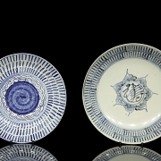 Dos platos de porcelana esmaltada en azul y blanco, dinastía Qing