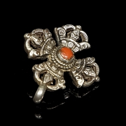 Antiguo colgante de plata con lapislázuli y coral, Tíbet