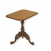 雕花木质边桌，19世纪后期