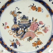 Imari-style porcelain dish ‘Auspicious Emblems’, Qing dynasty - 2